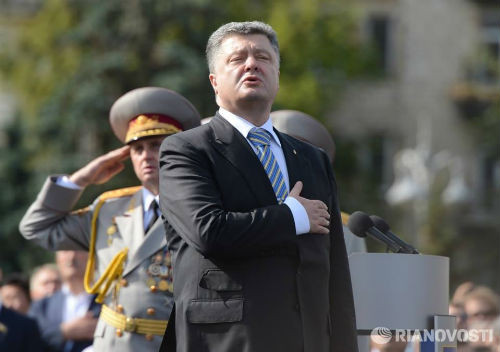 Phương Tây dựng ông Poroshenko như tượng đài tương phản với ông Putin. Phương Tây dựng ông Poroshenko như tượng đài tương phản với ông Putin.