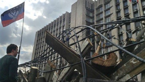 Hàng rào thép gai xung quanh tòa thị chính Donetsk.