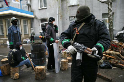 Một chiến binh thân Nga đứng gác tại thành phố Sloviansk. Một chiến binh thân Nga đứng gác tại thành phố Sloviansk.