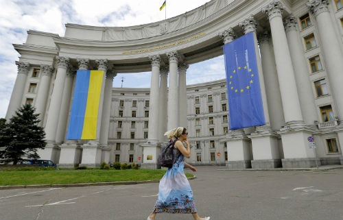 Ukraine vẫn chưa nhận được nhiều lợi ích thực tế từ châu Âu. Ukraine vẫn chưa nhận được nhiều lợi ích thực tế từ châu Âu.