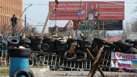 Chướng ngại vật do người biểu tình lập ra trên đường phố Lugansk. Chướng ngại vật do người biểu tình lập ra trên đường phố Lugansk.