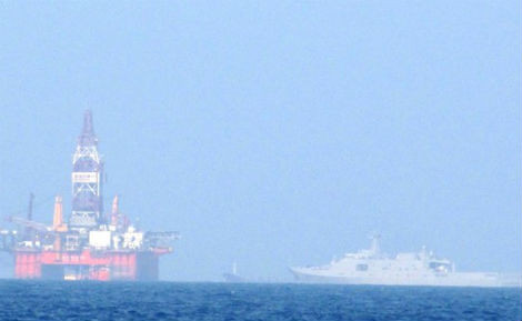 Trung Quốc ngang ngược cho rằng giàn khoan Hải Dương 981 nằm trong vùng biển của nước này. Trung Quốc ngang ngược cho rằng giàn khoan Hải Dương 981 nằm trong vùng biển của nước này.