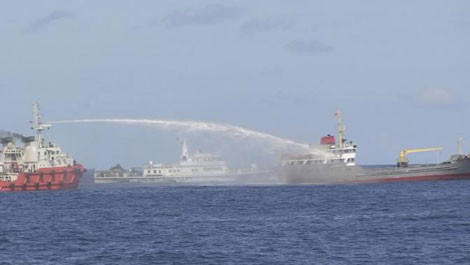 Tàu Trung Quốc dùng vòi rồng tấn công tàu Việt Nam. Tàu Trung Quốc dùng vòi rồng tấn công tàu Việt Nam.