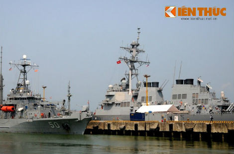 Tàu khu trục mang tên lửa dẫn đường USS McCain và tàu cứu hộ đa năng USNS Safeguard đến thăm Việt Nam tháng 4/2014. Tàu khu trục mang tên lửa dẫn đường USS McCain và tàu cứu hộ đa năng USNS Safeguard đến thăm Việt Nam tháng 4/2014.