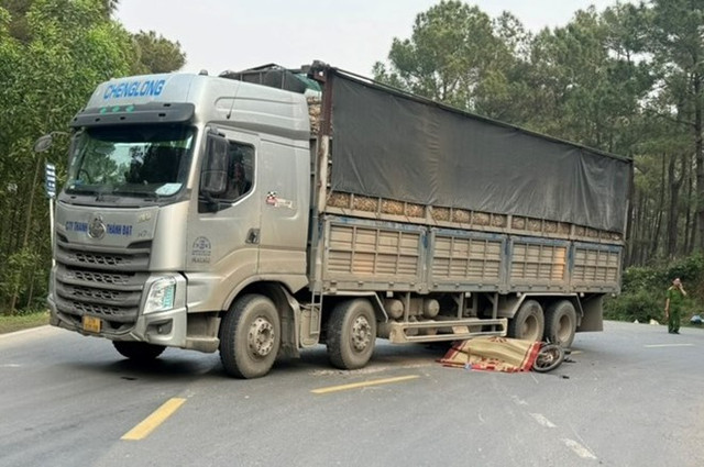 Quảng Bình: Xe máy va chạm ô tô tải, một học sinh tử vong tại chỗ Quang Binh: Xe may va cham o to tai, mot hoc sinh tu vong tai cho