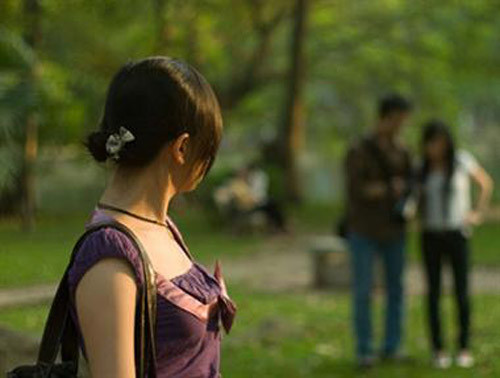 E che nhin chong duoc ca gia dinh tinh nhan bao ve