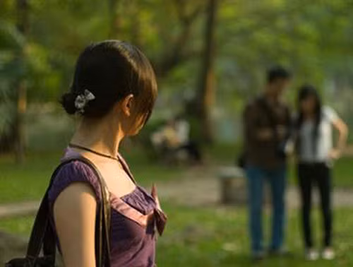 E che nhin chong duoc ca gia dinh tinh nhan bao ve