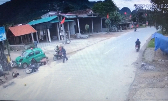 Taxi mất lái tông vào nhóm người đi chúc Tết, nhiều trẻ em chấn thương sọ não - Hình 2 Taxi mat lai tong vao nhom nguoi di chuc Tet, nhieu tre em chan thuong so nao-Hinh-2