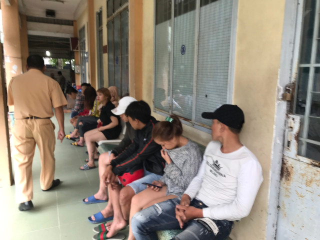 Bị CSGT truy đuổi vì nẹt pô đua xe trái phép, nhóm thanh niên nam nữ lao xe xuống kênh - Hình 2 Bi CSGT truy duoi vi net po dua xe trai phep, nhom thanh nien nam nu lao xe xuong kenh-Hinh-2