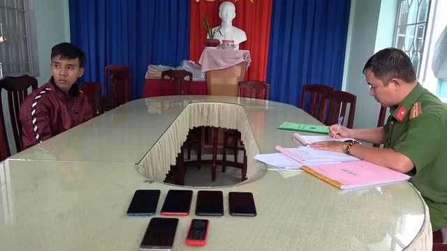 Bat nghi pham chuyen vao benh vien trom dien thoai-Hinh-2