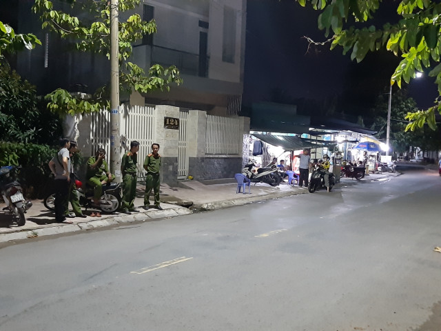 Hai nhà sát vách mâu thuẫn vì chuyện để xe máy dẫn đến án mạng - Hình 2 Hai nha sat vach mau thuan vi chuyen de xe may dan den an mang-Hinh-2