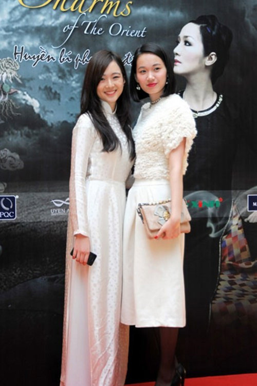 Với vóc dáng thanh mảnh Anh Sa dịu dàng đằm thắm trong tà áo dài trắng tham gia sự kiện. Với vóc dáng thanh mảnh Anh Sa dịu dàng đằm thắm trong tà áo dài trắng tham gia sự kiện.