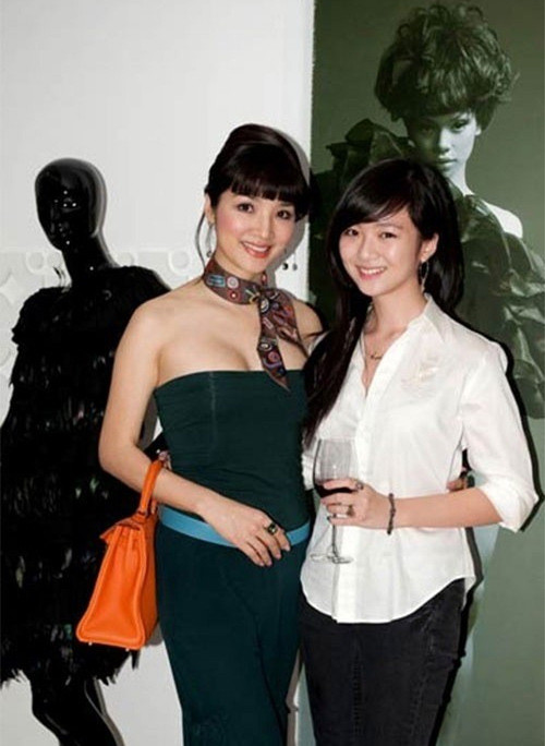 Sở hữu nhiều nét đẹp như gương mặt nhỏ, các nét dịu dàng và vóc dáng cân đối, song con gái của Giáng My lại chuộng phong cách đơn giản, kín đáo, đối lập với vẻ đẹp lộng lẫy, kiêu sa ở mẹ. Sở hữu nhiều nét đẹp như gương mặt nhỏ, các nét dịu dàng và vóc dáng cân đối, song con gái của Giáng My lại chuộng phong cách đơn giản, kín đáo, đối lập với vẻ đẹp lộng lẫy, kiêu sa ở mẹ.