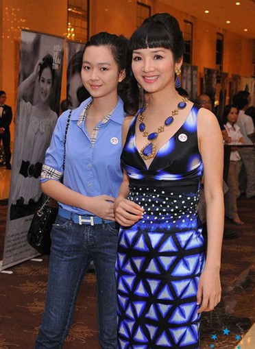 Anh Sa - con gái Giáng My: Bê Bê là nickname đáng yêu của Anh Sa, con “gái rượu” của Hoa hậu đền Hùng Giáng My. Thừa hưởng khiếu âm nhạc từ mẹ nên Anh Sa có thể chơi piano rất tốt và hát khá hay. Tuy nhiên, cô nàng 9x này không dấn thân vào nghệ thuật mà học về kinh tế. Hiện tại, Anh Sa vẫn đang du học bên Mỹ, chỉ về Việt Nam thăm gia đình nhân dịp nghỉ hè. Anh Sa - con gái Giáng My: Bê Bê là nickname đáng yêu của Anh Sa, con “gái rượu” của Hoa hậu đền Hùng Giáng My. Thừa hưởng khiếu âm nhạc từ mẹ nên Anh Sa có thể chơi piano rất tốt và hát khá hay. Tuy nhiên, cô nàng 9x này không dấn thân vào nghệ thuật mà học về kinh tế. Hiện tại, Anh Sa vẫn đang du học bên Mỹ, chỉ về Việt Nam thăm gia đình nhân dịp nghỉ hè.