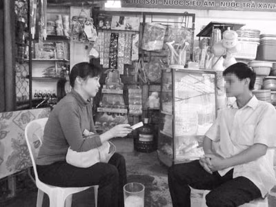 PV đang trò chuyện với anh Lê Bá H. (phải).