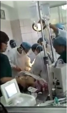 Các bác sĩ đang cấp cứu cho sản phụ. Ảnh: Bacsinoitru Các bác sĩ đang cấp cứu cho sản phụ. Ảnh: Bacsinoitru