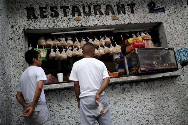 Bàn thờ tử thần trong nhà tù nguy hiểm bậc nhất Mexico - Hình 6 Ban tho tu than trong nha tu nguy hiem bac nhat Mexico-Hinh-6