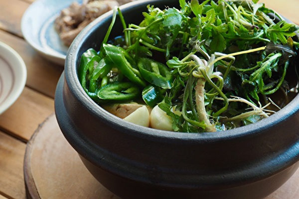 Rau tề thái có gì đặc biệt mà được ca ngợi là 'cỏ tiên' dưỡng nhan? - Hình 4 Rau te thai co gi dac biet ma duoc ca ngoi la 'co tien' duong nhan?-Hinh-4