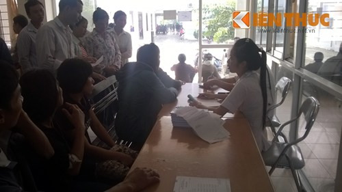 Công nhân vụ ngộ độc đang khám chữa tại bệnh viện ĐK Lương Tài (Ảnh Hải Ninh). Công nhân vụ ngộ độc đang khám chữa tại bệnh viện ĐK Lương Tài (Ảnh Hải Ninh).