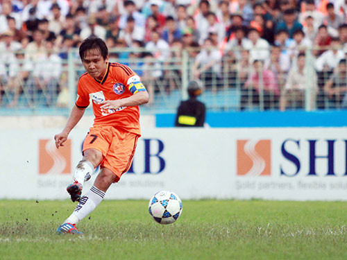 Lão tướng Minh Phương "càng già càng cay", chơi rất hay khi về dưới trướng HLV Lê Huỳnh Đức. Lão tướng Minh Phương "càng già càng cay", chơi rất hay khi về dưới trướng HLV Lê Huỳnh Đức.