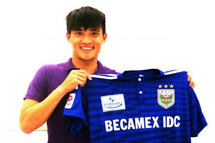 Công Vinh là "bom tấn" trên thị trường chuyển nhượng bóng đá Việt Nam trong suốt nhiều năm. Công Vinh là "bom tấn" trên thị trường chuyển nhượng bóng đá Việt Nam trong suốt nhiều năm.