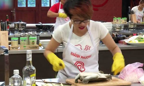 Cảnh thí sinh Vua đầu bếp chặt đầu ba ba gây tranh cãi. Cảnh thí sinh Vua đầu bếp chặt đầu ba ba gây tranh cãi.