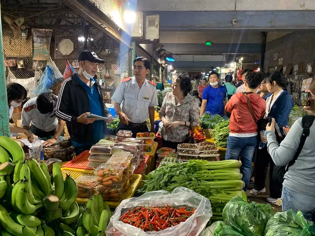 Cac cho dau moi tai TPHCM tat bat chuan bi hang Tet 2023-Hinh-4