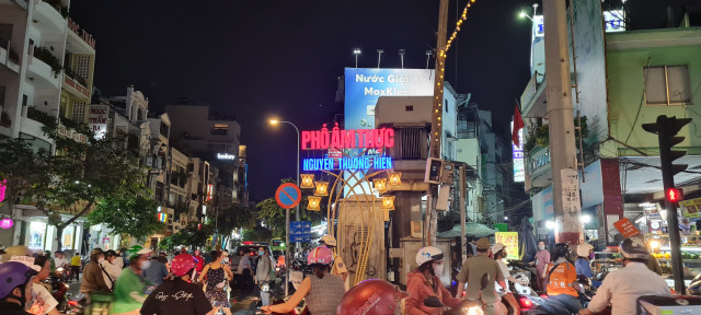 Cận cảnh phố ẩm thực Nguyễn Thượng Hiền vừa đi vào hoạt động tại TP Hồ Chí Minh - Hình 2 Can canh pho am thuc Nguyen Thuong Hien vua di vao hoat dong tai TP Ho Chi Minh-Hinh-2