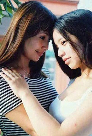 Lan Hương và con gái với người chồng đầu. Lan Hương và con gái với người chồng đầu.