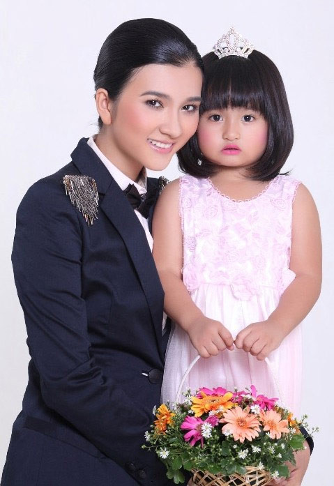 Kim Tuyến và con gái. Kim Tuyến và con gái.