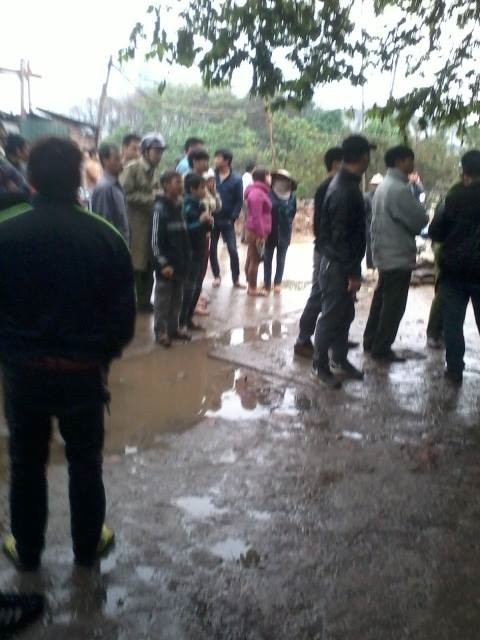 Nhiều người dân hoảng loạn khi phát hiện xác chết.