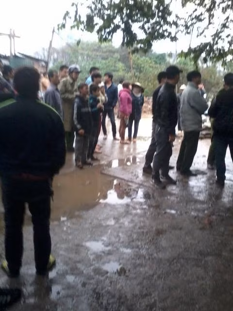 Nhiều người dân hoảng loạn khi phát hiện xác chết.