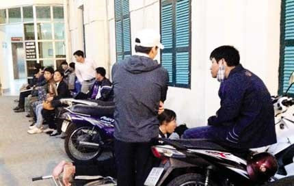 Hình ảnh khác của Phó Thủ tướng Vũ Đức Đam (người đội mũ lưỡi trai), đang nói chuyện với người dân đi khám bệnh ở bệnh viện. Ảnh: Nguyễn Hiệp Hình ảnh khác của Phó Thủ tướng Vũ Đức Đam (người đội mũ lưỡi trai), đang nói chuyện với người dân đi khám bệnh ở bệnh viện. Ảnh: Nguyễn Hiệp