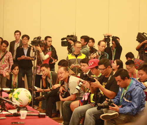 Trước vòng bảng AFF Suzuki Cup, phóng viên báo đài các nước Indonesia, Philippines, Lào và một số phóng viên truyền hình quốc tế đã có mặt tại Việt Nam để tác nghiệp. Đông đảo nhất tất nhiên vẫn là các phóng viên của nước chủ nhà Việt Nam. Trước vòng bảng AFF Suzuki Cup, phóng viên báo đài các nước Indonesia, Philippines, Lào và một số phóng viên truyền hình quốc tế đã có mặt tại Việt Nam để tác nghiệp. Đông đảo nhất tất nhiên vẫn là các phóng viên của nước chủ nhà Việt Nam.