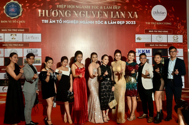 TPHCM: Gần 1000 người dâng hương tri ân Tổ nghiệp nghề tóc và làm đẹp - Hình 3 TPHCM: Gan 1000 nguoi dang huong tri an To nghiep nghe toc va lam dep-Hinh-3