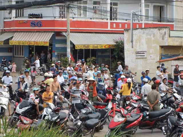 Khi xảy ra vụ cháy cùng tiếng nổ, nhiều người dân không dám vào cứu xe vì sợ gặp nguy hiểm.