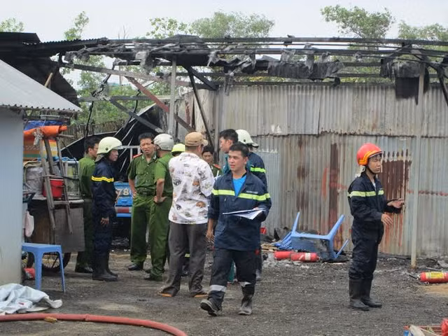 Khi dập được đám cháy thì nhiều xe đã trơ khung.