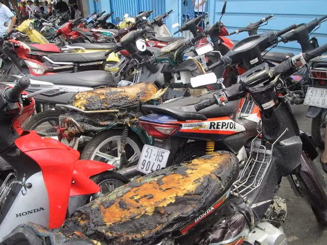 Một số xe được cứu khỏi ngọn lửa hung tàn.