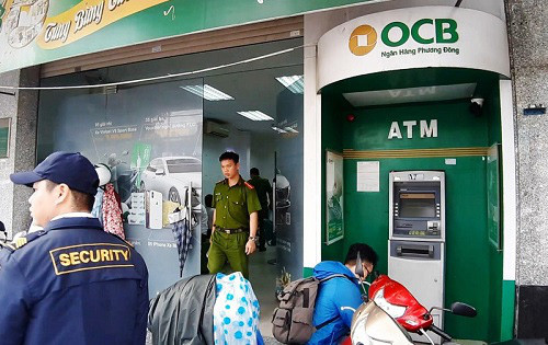 Bịt mặt xông vào trụ ATM của ngân hàng Phương Đông cạy phá lấy tiền Bit mat xong vao tru ATM cua ngan hang Phuong Dong cay pha lay tien