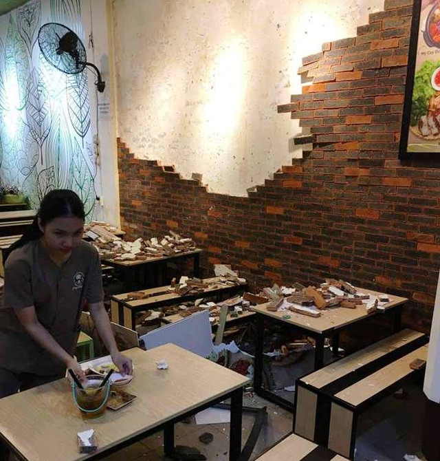 Đang ăn, 4 thực khách xui xẻo bị tường sập trúng đầu Dang an, 4 thuc khach xui xeo bi tuong sap trung dau