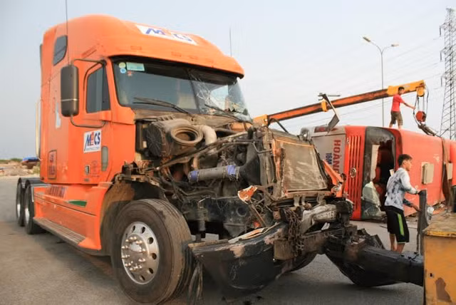 Xe container cũng bị hư hỏng nặng.