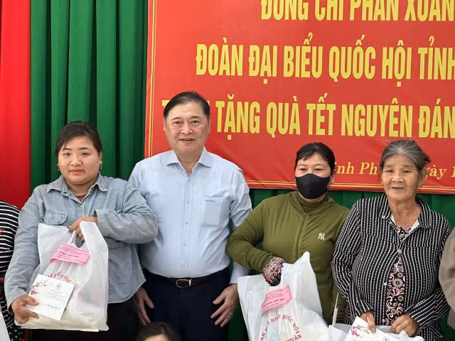 Chu tich Phan Xuan Dung chuc Tet Nguyen dan 2025 tai tinh Ninh Thuan-Hinh-3