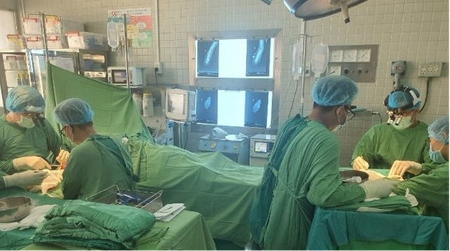 Bé trai 5 tuổi bị đứt lìa bàn tay do xe máy tông - Hình 2 Be trai 5 tuoi bi dut lia ban tay do xe may tong-Hinh-2