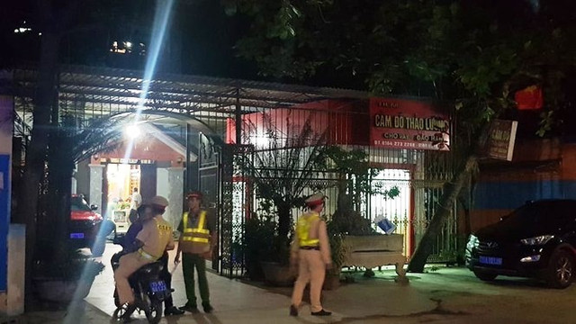 Khám nhà đối tượng Thảo đánh công an rớt xuống sông, phát hiện súng và kiếm Kham nha doi tuong Thao danh cong an rot xuong song, phat hien sung va kiem