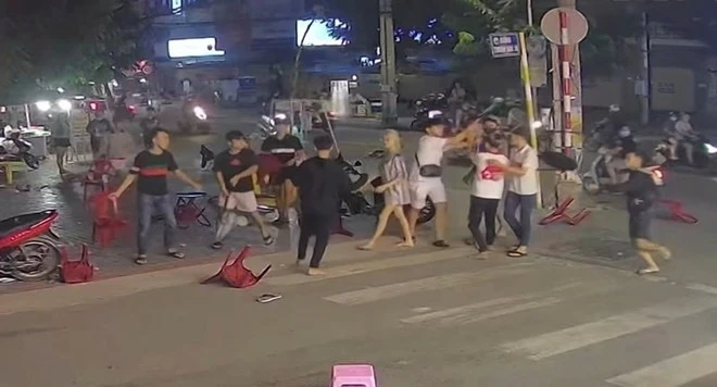 Nhóm thanh niên dùng ghế nhựa đánh người tại quán hủ tiếu