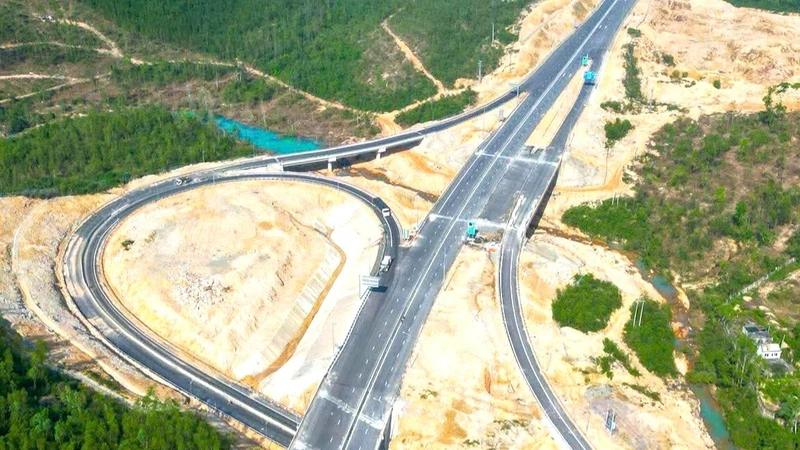 Đắk Lắk: Nguy hiểm tình trạng tụ tập chụp ảnh trên cầu cao tốc cao 50m