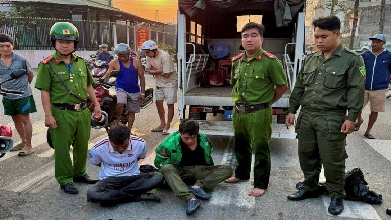 Truy đuổi, bắt hai đối tượng chở bao tải nghi trộm chó tại Bình Dương