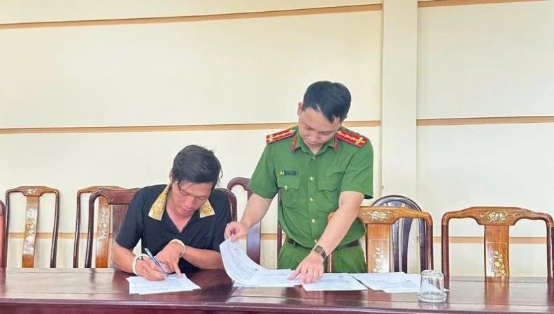 Hai nhân viên công ty giao hàng ở Đồng Nai bị khởi tố về tội tham ô tài sản