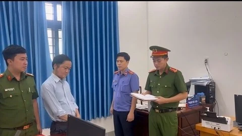 Khởi tố, bắt tạm giam công chức xã để điều tra hành vi lạm dụng chức vụ