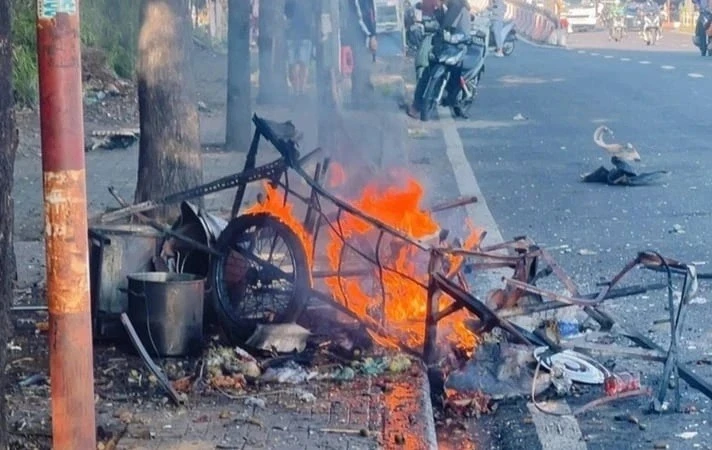 Xe bán bún riêu phát nổ bình gas trên vỉa hè gần cầu vượt Linh Xuân